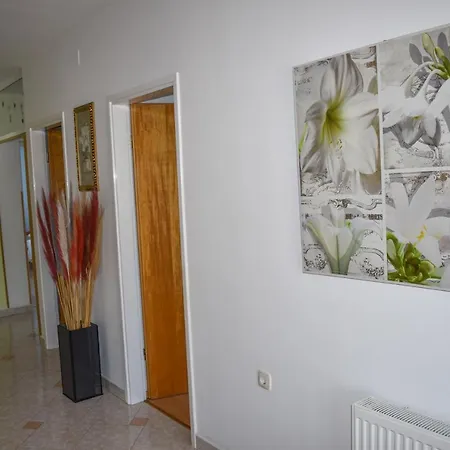 Апартаменты Maria Лабин